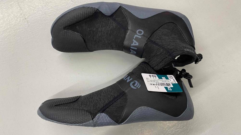 Ein Paar getestete Neoprensocken von oben auf einer hellen Fläche.