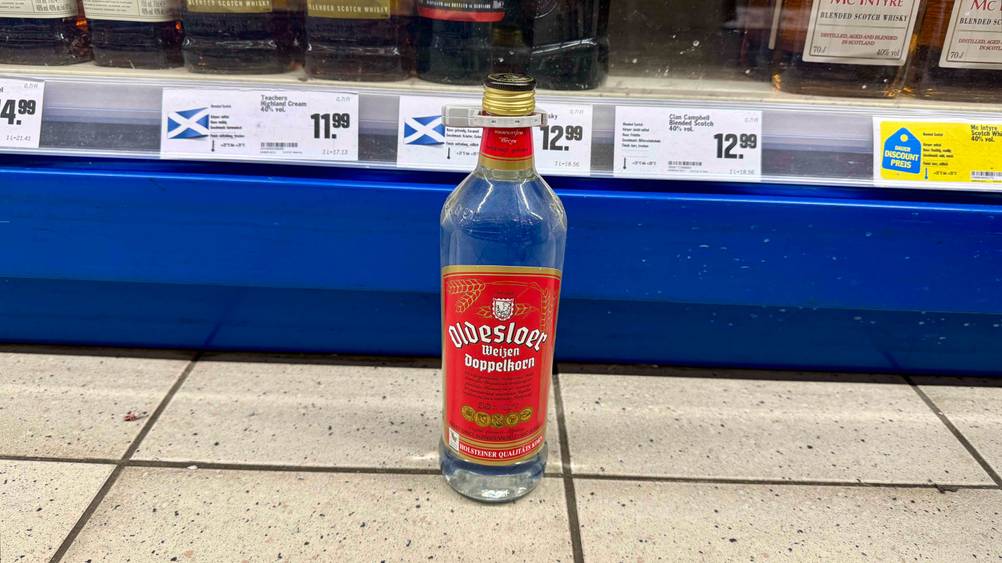 Der getestete Doppelkorn steht vor einem Regal auf dem Boden.