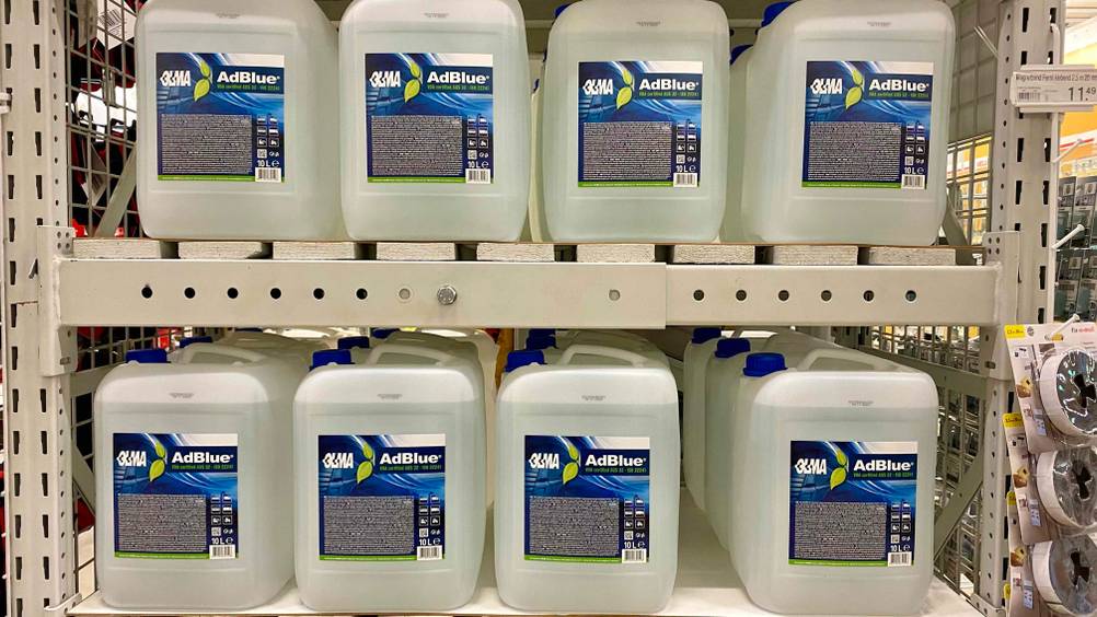 Im Test: Mehrere Kanister AdBlue in einem Verkaufsregal.