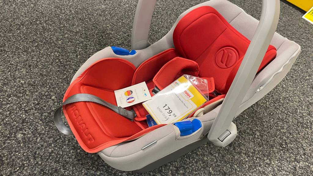 Im Test: Auf einer dunklen Fläche steht eine Babyschale.