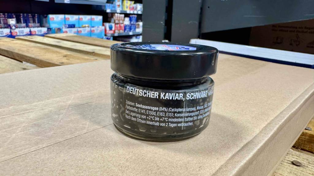 Kaviar-Test: Eine Dose mit deutschem Kaviar steht auf einer beigefarbenen Oberfläche im Supermarkt.