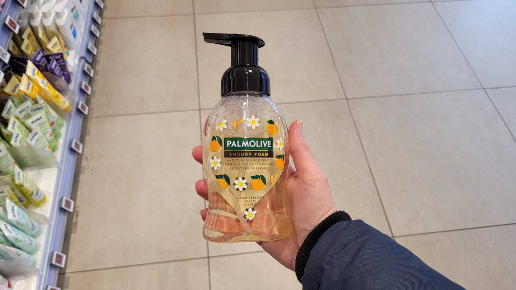 Die getestete Schaumseife von Palmolive wird in der Hand gehalten.