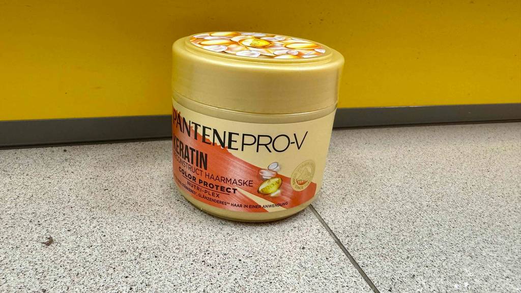 Test: Eine Keratin-Haarkur steht vor einer gelben Wand.