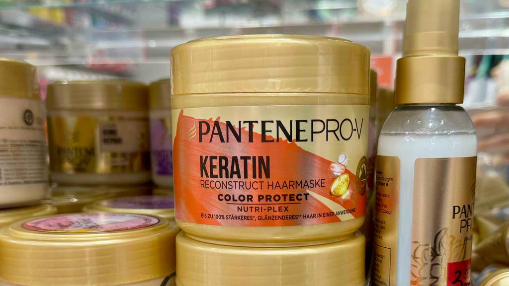 Getestet: Keratin-Haarkuren befinden sich in einem Regal neben Pflegesprays der gleichen Marke.