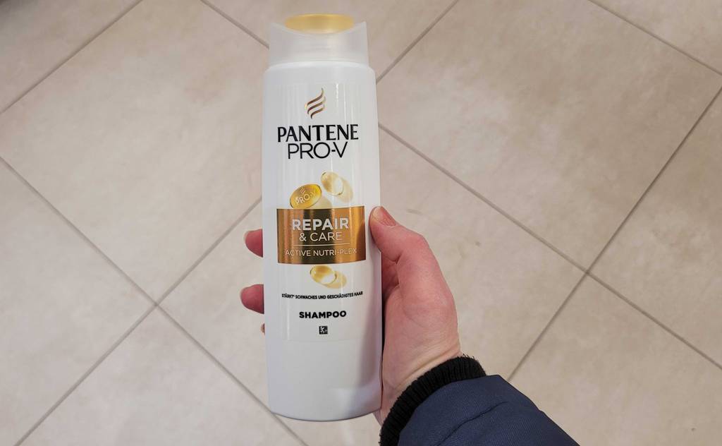 Das getestete Pantene-Shampoo wird in der Hand gehalten.