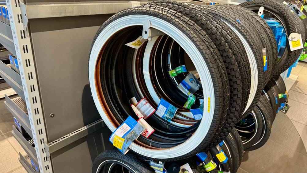 Mehrere 20-Zoll-Fahrradreifen, die getestet wurden hängen auf einer Stange.