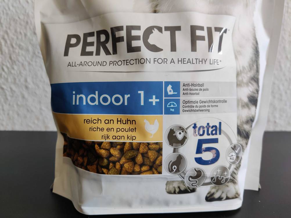 Perfect-Fit-Katzenfutter-Test: unterer Teil der Verpackung eines Katzenfutters für Gewichtskontrolle und Anti-Hairball.