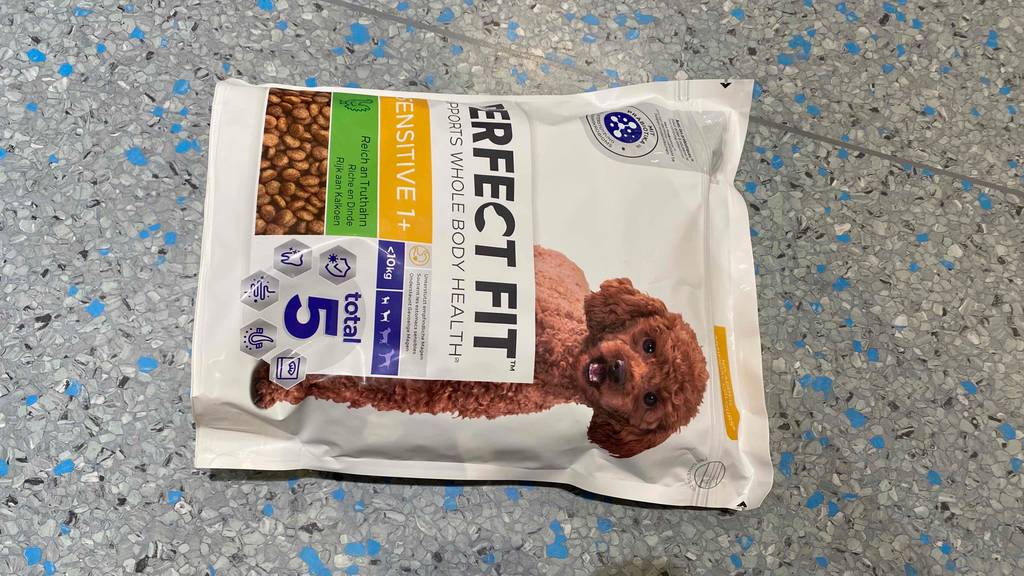 Hundefutter getestet: Packung liegt horizontal auf Fließenboden