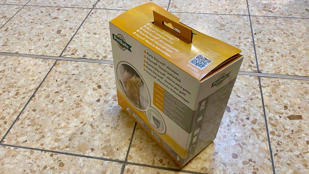 Vorderseite der Verpackung von einer getesteten Katzenklappe.