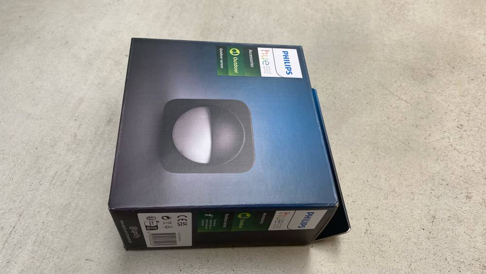 Auf einer hellen Oberfläche liegt ein getesteter Bewegungsmelder Batterie in seiner Verpackung.