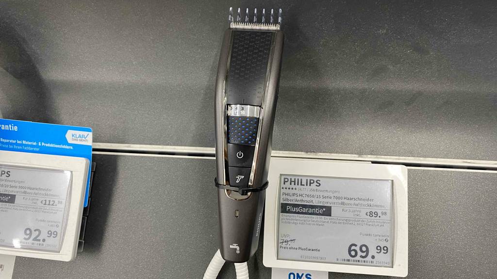 Im Test: Ein Philips-Haarschneider in einem Ständer vor einer grauen Fläche.