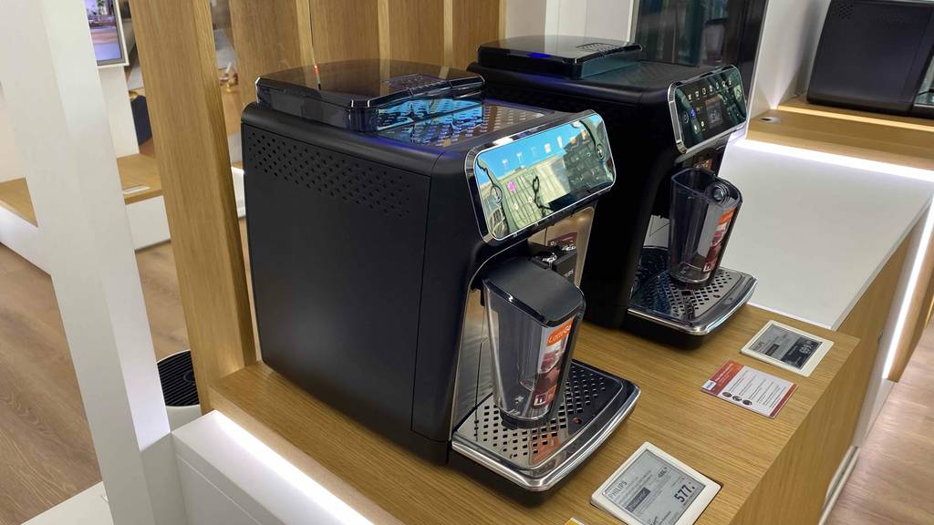 Ein getesteter Kaffeevollautomat steht neben anderen in einer Ausstellung.
