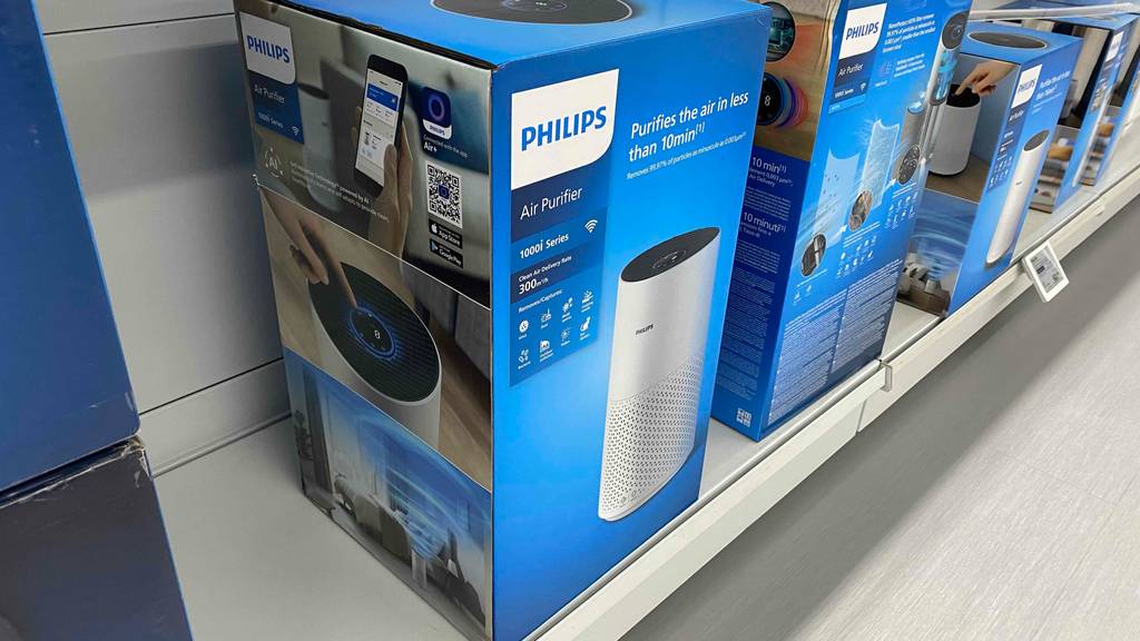 Im Test: Ein Philips-Luftreiniger in Originalverpackung steht im Regal.