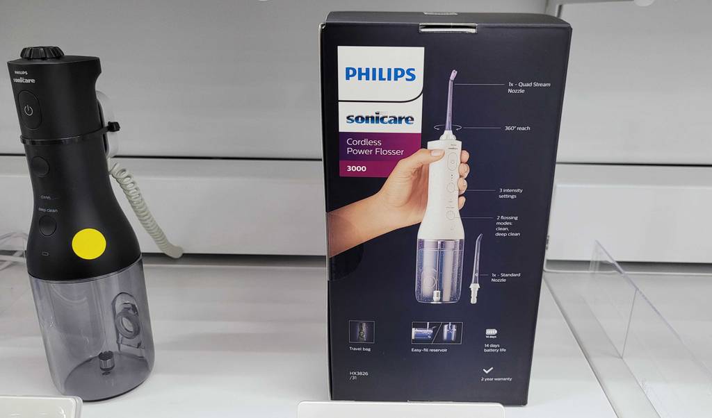 Die Verpackung und daneben der getestete Ultraschall-Zahnreiniger stehend.
