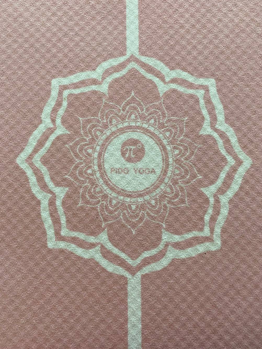 Yogamatte (Naturkautschuk) im Test: Nahaufnahme Aufdruck