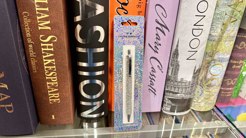Der getestete Stift steht vor Büchern, in der Verpackung.