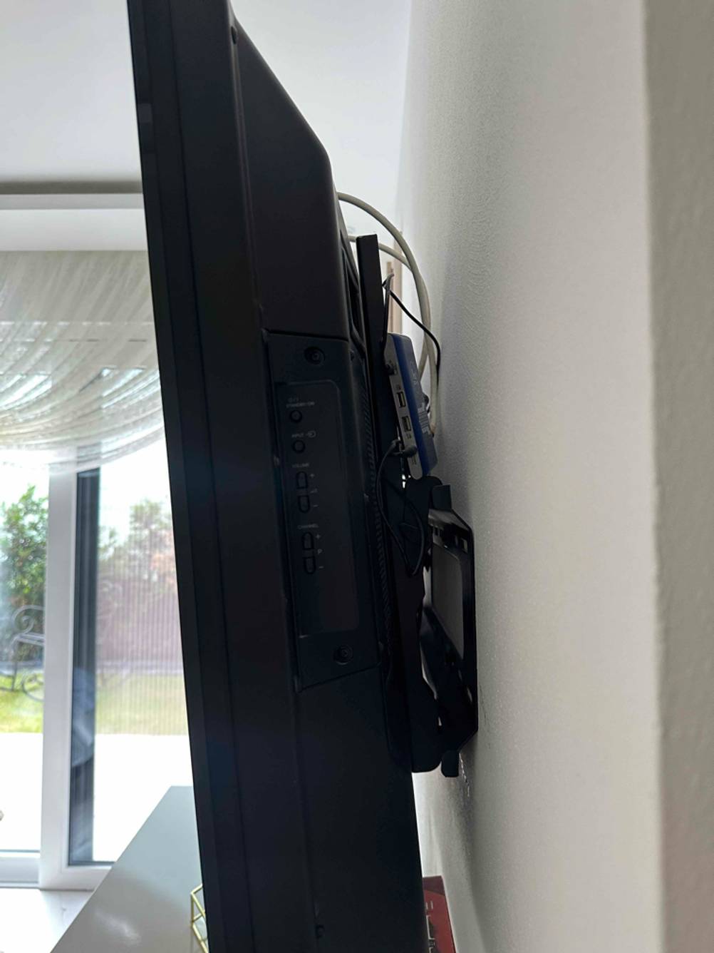 Bedienknöpfe eines getesteten kleinen Fernsehers.