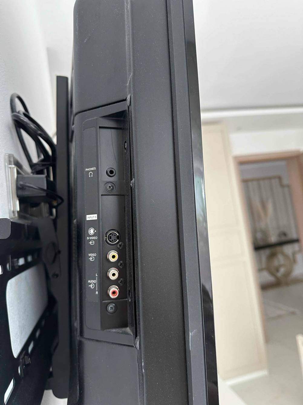 Anschlussmöglichkeiten eines getesteten kleinen Fernsehers in Nahaufnahme.