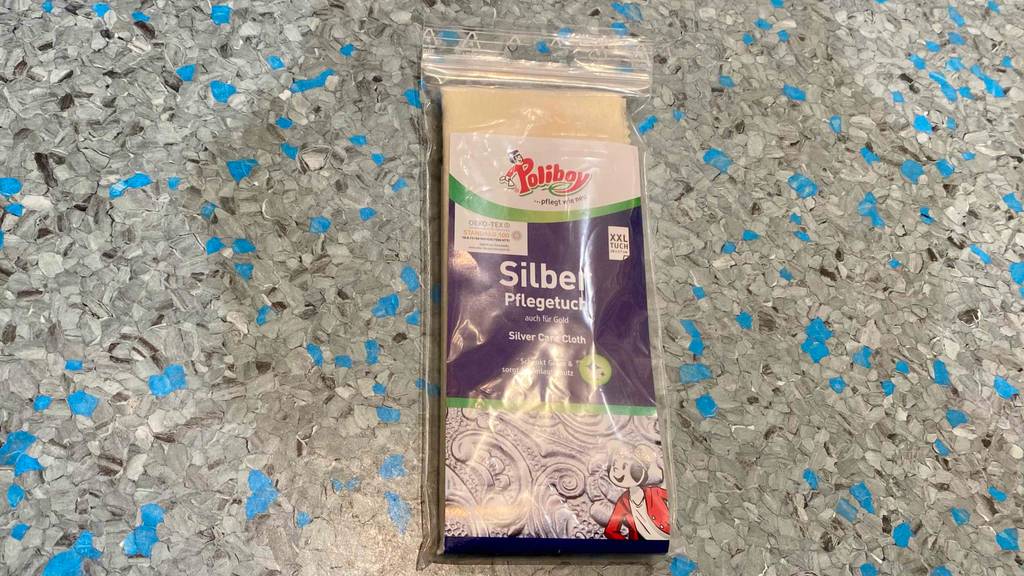 Im Test: Auf einem graublauen Boden liegt eine Packung Silberputztuch.