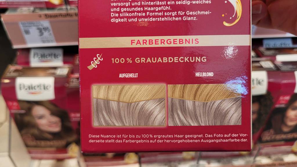 Silber-Haarfarben-Test: Ansicht des auf der roten Verpackung zu sehenden Farbergebnisses mit 100 % Grauabdeckung.