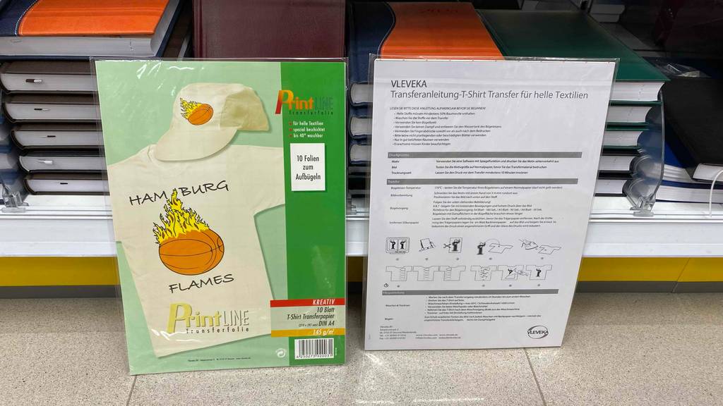 Transferpapier im Test: Eine Verpackung von Transferpapier mit zehn Folien darin neben einer Anleitung platziert.