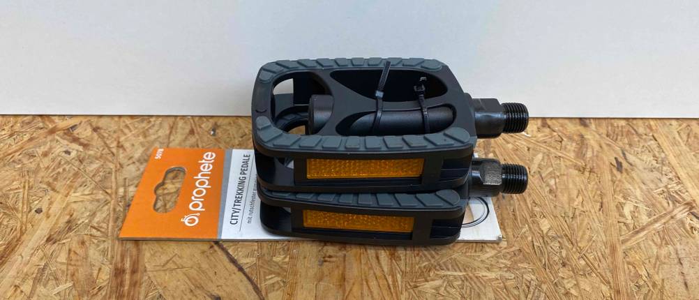 Getestete Fahrradpedalen liegen vor einer weißen Wand