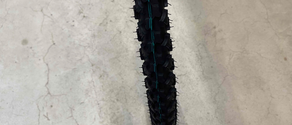 Fahrradreifen im Test: Obermaterial von schwarzem Fahrradreifen im Fokus.