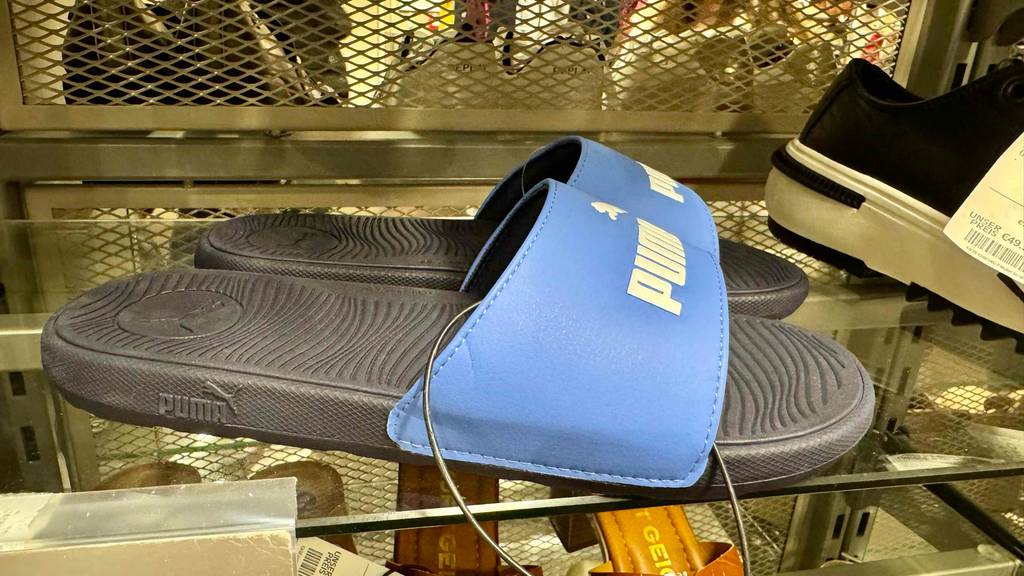 Seitenperspektive der getesteten Badeschuhe von Puma.
