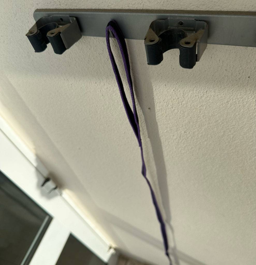 Welpenleine im Test: eine Welpenleine hängt an einem Haken an der Wand.