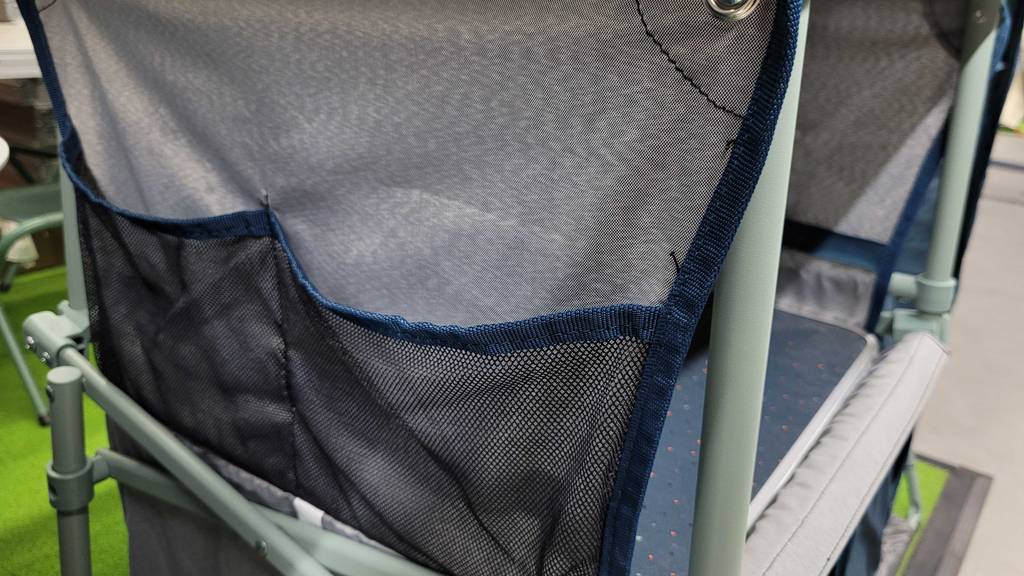 Nahaufnahme der Netztaschen von einem getesteten Campingtisch.