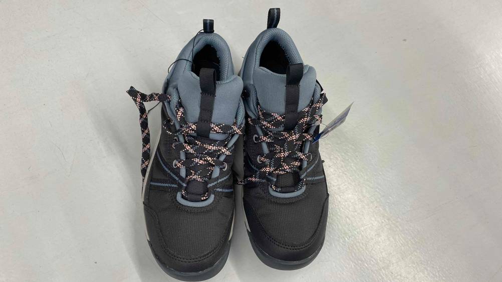Wasserdichte Schuhe Damen getestet: Ein Paar Schuhe von schräg oben