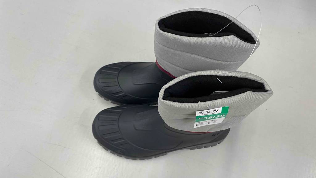 Winter-Gummistiefel im Test: grau-schwarze Winter-Gummistiefel in der Größe 38/39 stehen auf einem Boden.