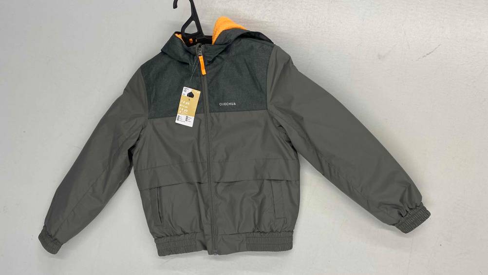Kinder-Winterjacke Jungen im Test: Eine Jacke liegt auf einer weißen Fläche