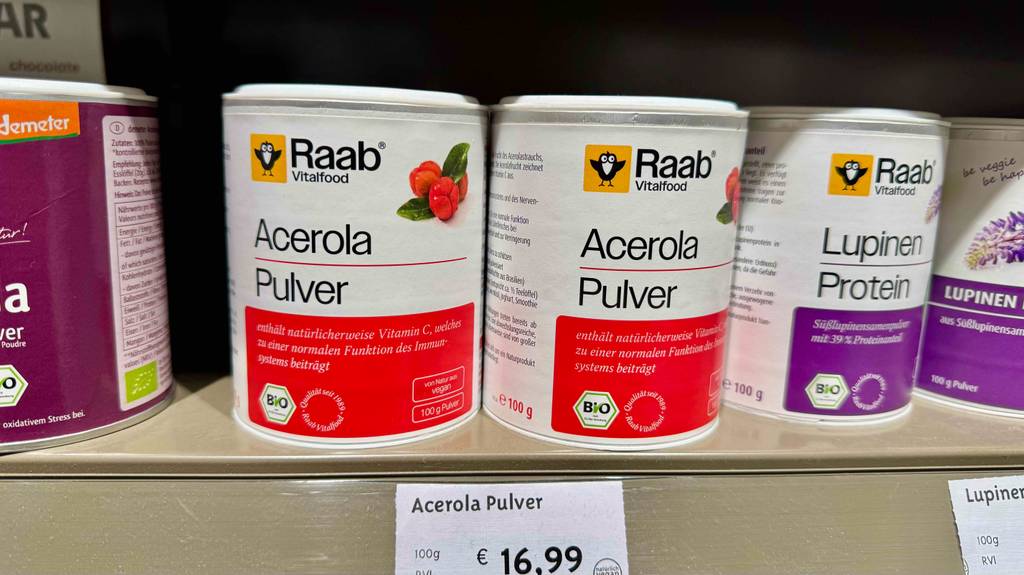 Acerola-Pulver im Test: Die 100-g-Dose der Marke Raab steht auf einem Verkaufsregal neben weiteren Dosen.