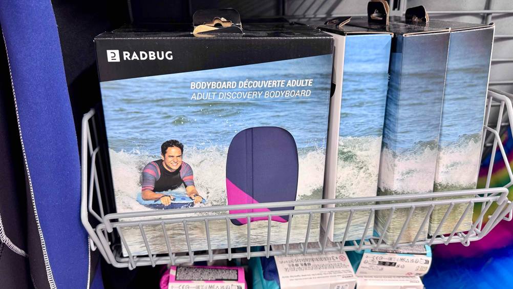 Das getestete aufblasbares Bodyboard befindet sich in einem Korb.