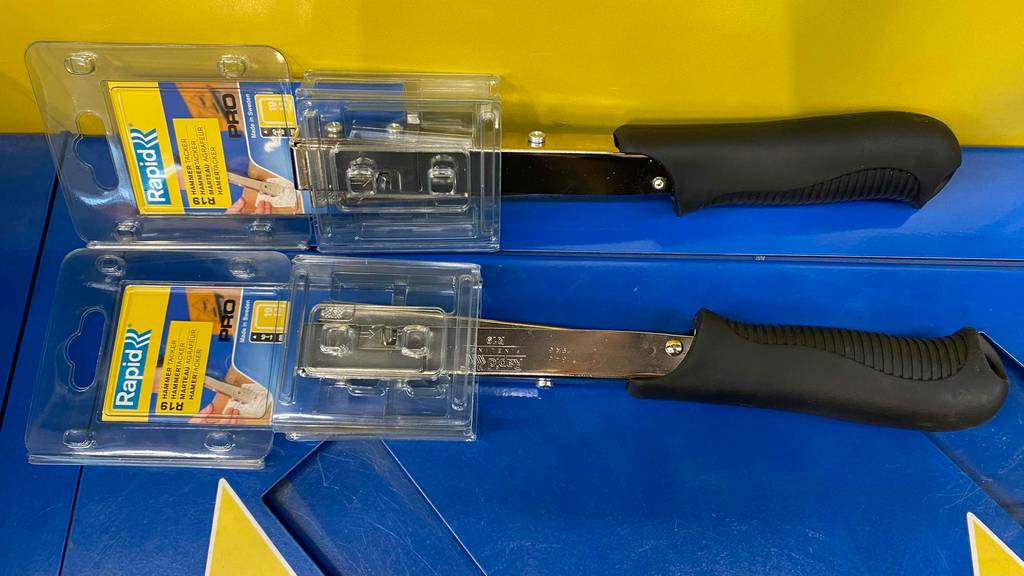 Hammertacker getestet: ein Hammertacker im liegenden Zustand und einer im seitlich aufgestelltem Zustand.