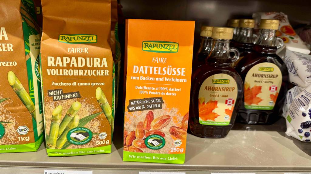 Dattelzucker-Test: Die orangefarbene Verpackung steht zwischen weiteren Süßstoffen auf einem Verkaufsregal.
