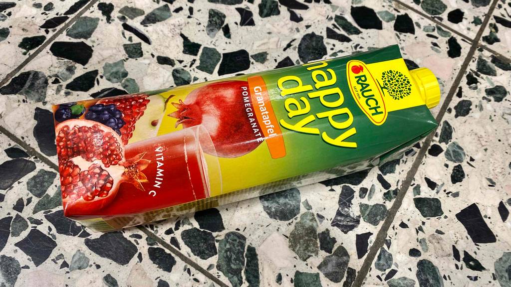 Granatapfelsaft getestet: Tetrapack auf Granatplatte