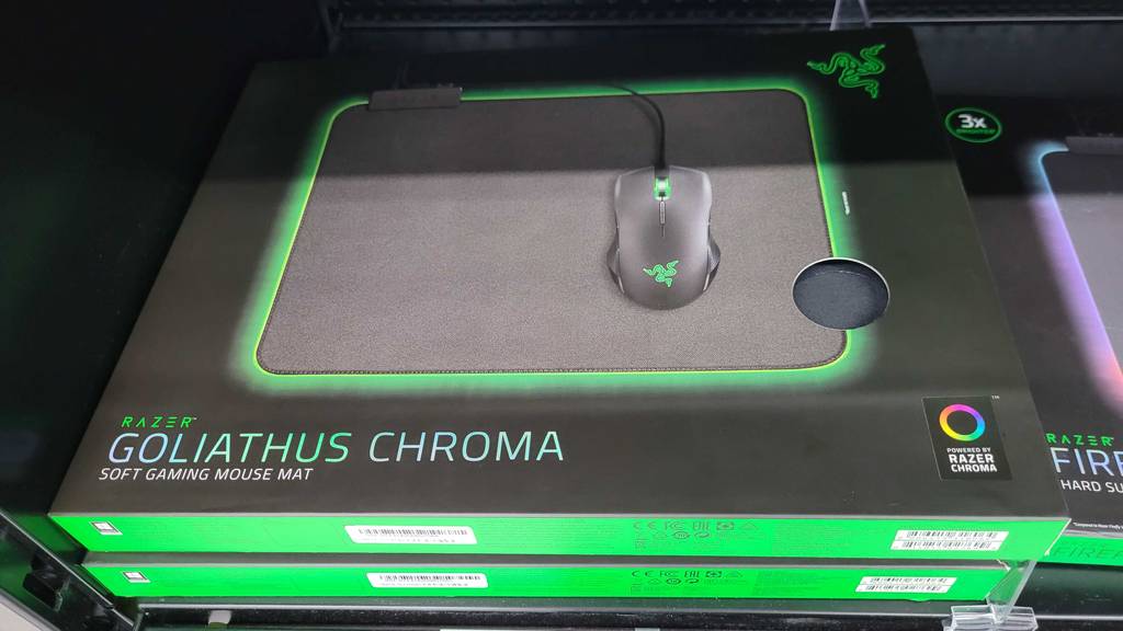 Gaming-Mousepad getestet: Mehrere Verpackungen von Gaming-Mousepads der Marke Razer sind in einem Regal platziert.