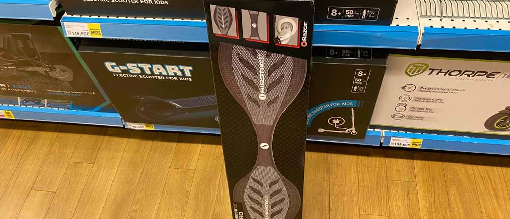 Waveboard getestet: Ein verpacktes Gerät lehnt an einem Regal mit anderen Produkten.