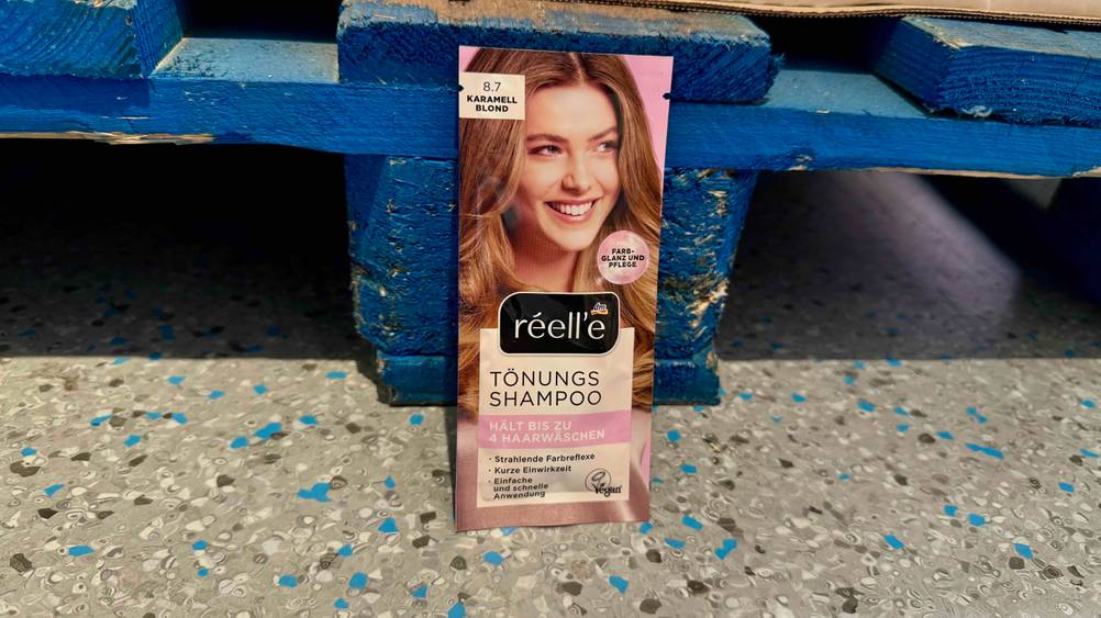 Das getestete Tönungsshampoo in Karamell Blond.
