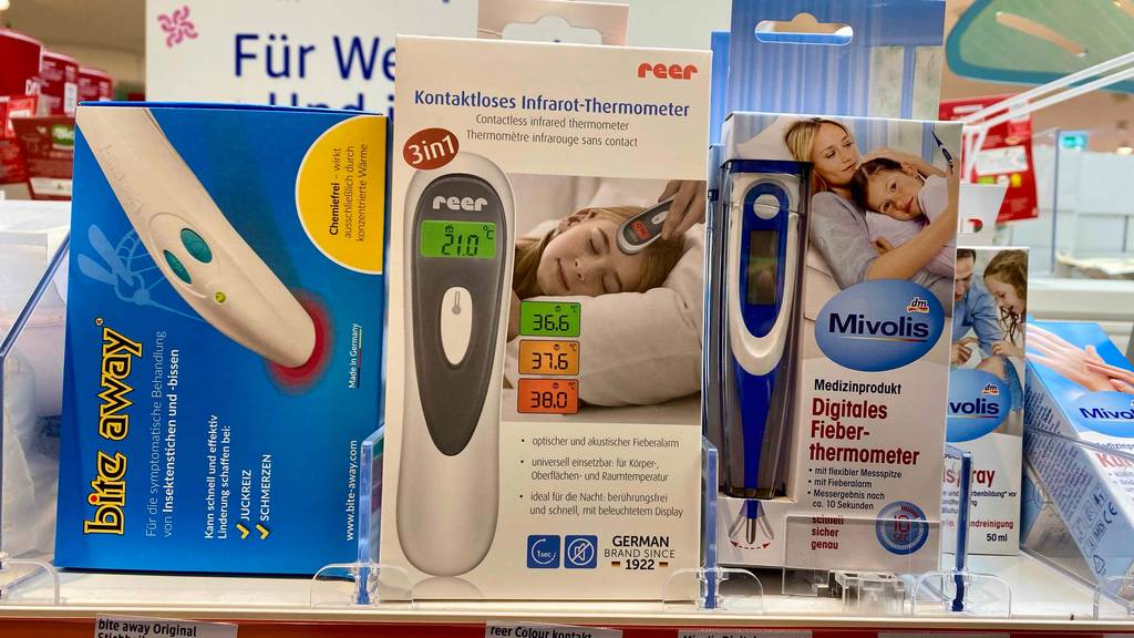 Im Test: In einem Regal neben anderern Produkten steht ein verpacktes Reer-Fieberthermometer.