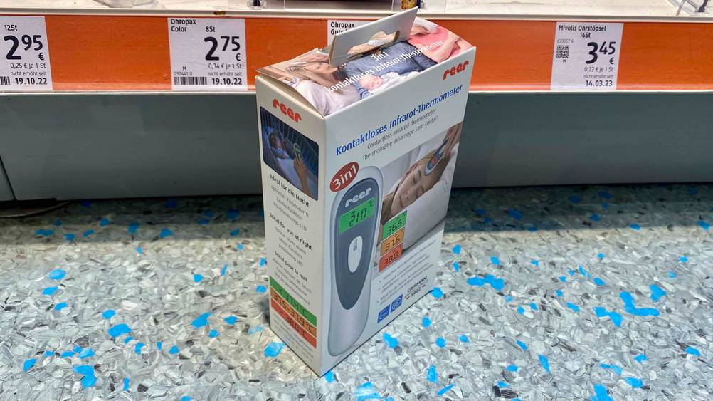 Reer-Fieberthermometer im Test: Originalverpackung des Reer-Fieberthermometer von der Seite gezeigt.