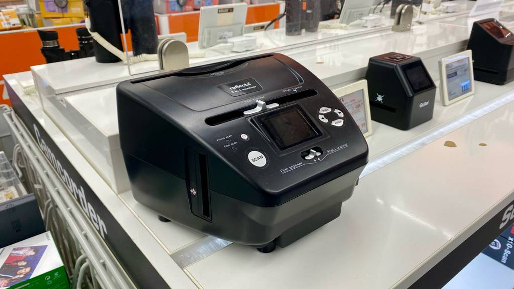 Fotoscanner-Test: ein schwarzer Fotoscanner steht neben anderen Modellen in einem Regal.