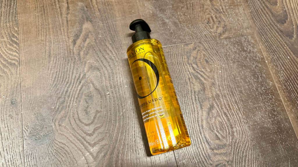 Test: Eine Flasche Revlon-Shampoo befindet sich im liegenden Zustanf auf dem Boden.