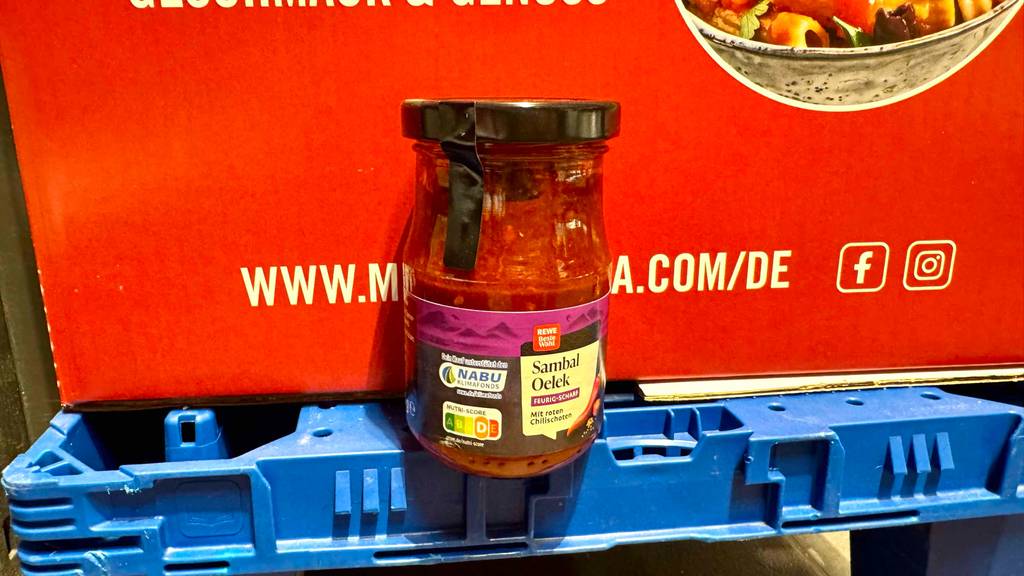 Test: Ein Glas Sambal-Oelek steht vor einem Karton.