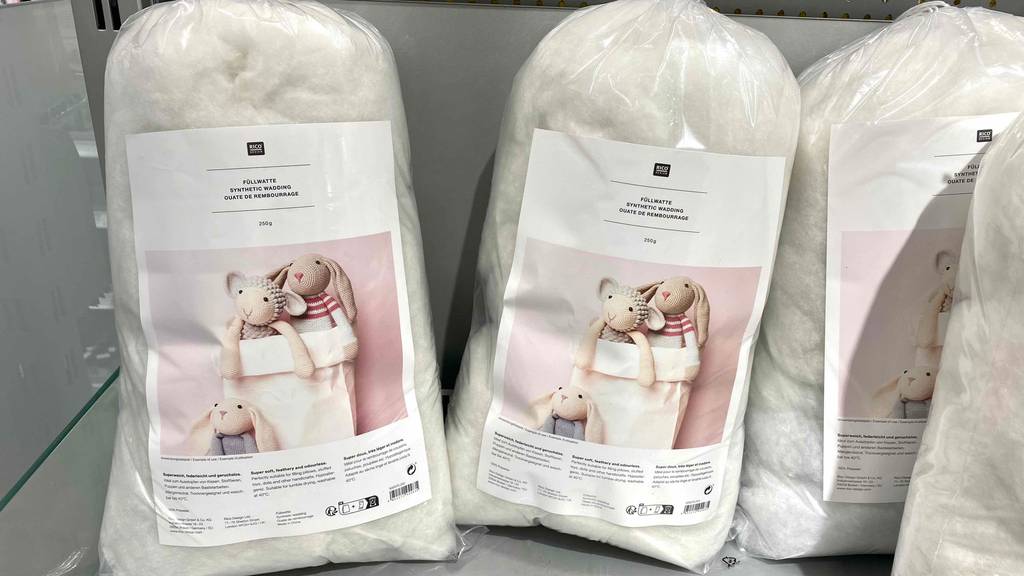 Füllwatte im Test: ein paar Packungen Füllwatte mit gestickten Tieren auf Verpackung abgebildet.