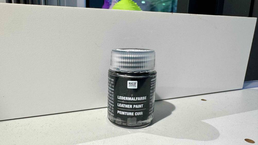 Die Lederfarbe in Schwarz steht auf einer weißen Fläche.