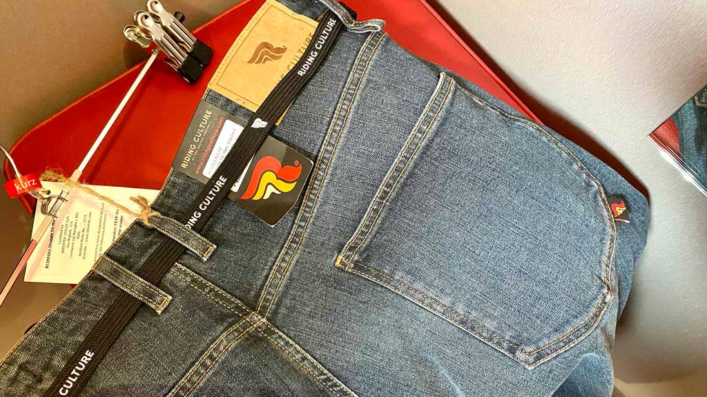 Nahaufnahme des Bunds einer getesteten Motorradjeans.