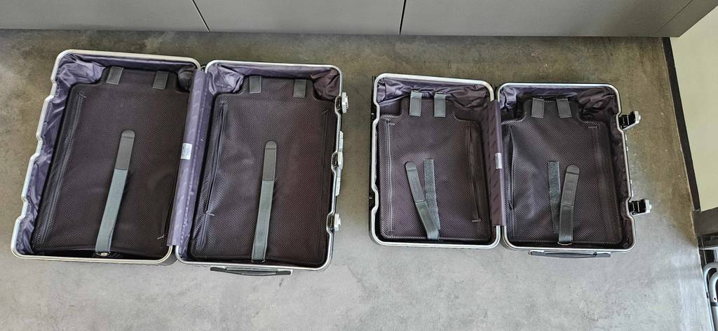 Kofferset 2-teilig getestet: Zwei geöffnete Koffer liegen nebeneinander auf einer grauen Fläche.